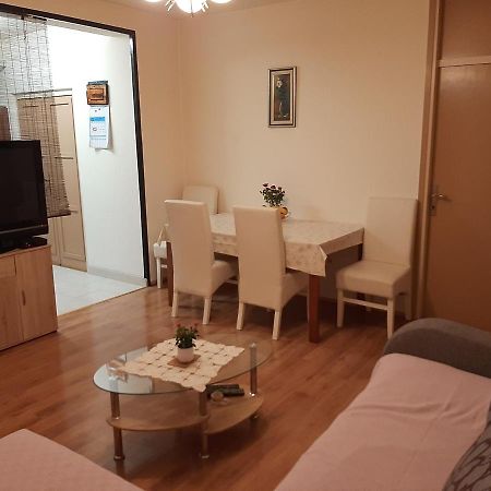 Apartment Mia Ровин Екстериор снимка