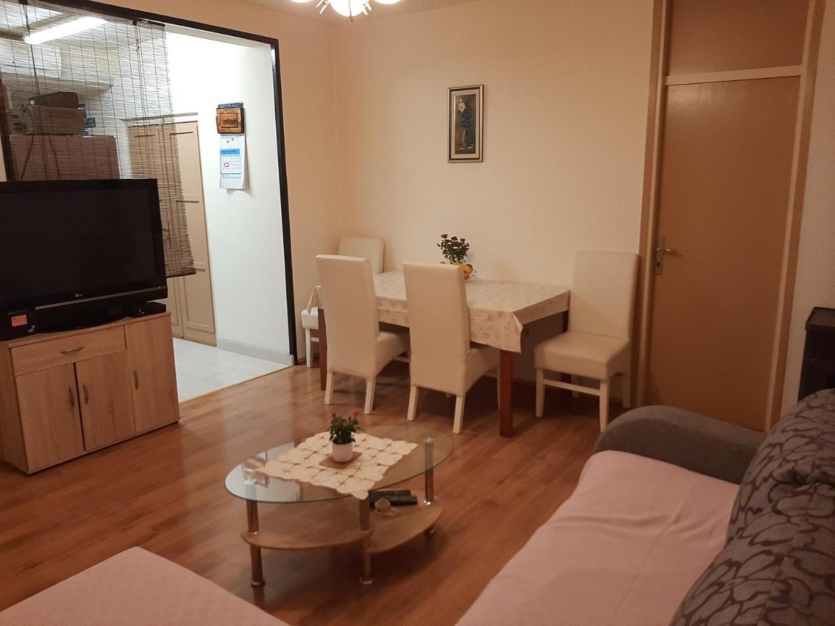 Apartment Mia Ровин Екстериор снимка