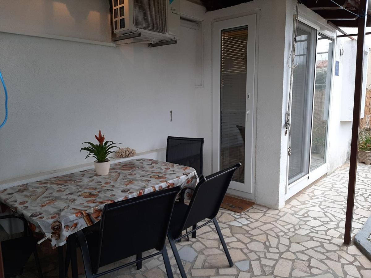 Apartment Mia Ровин Екстериор снимка